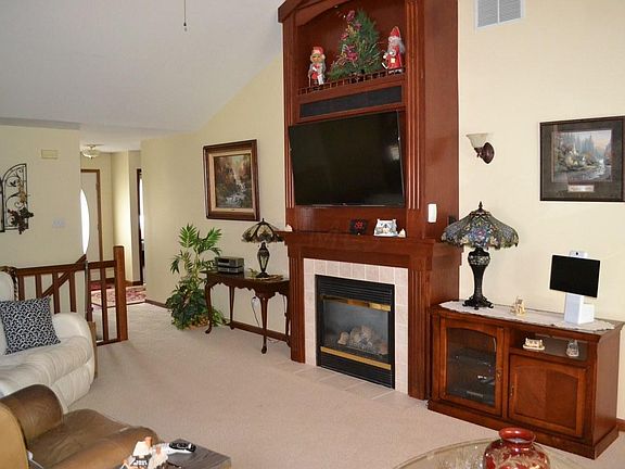 4th image of 2419 Villa West Dr