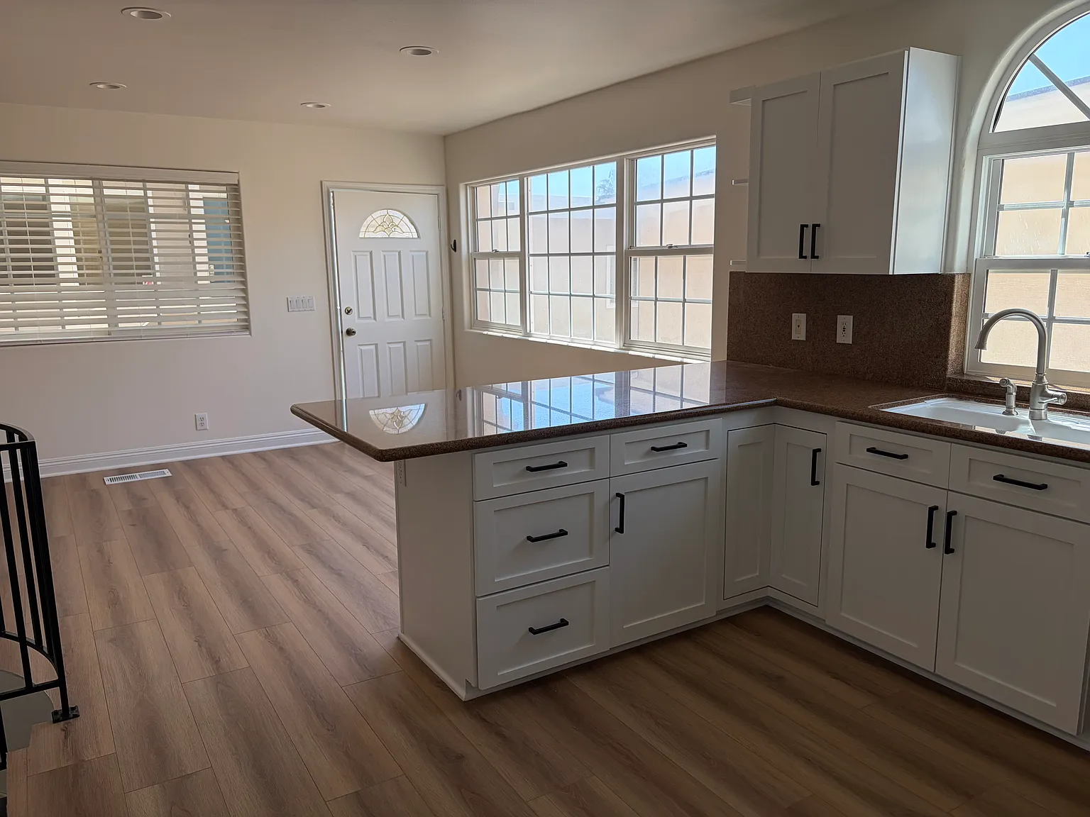2 bed, 1000 sqft, $4,995 — Photo 4