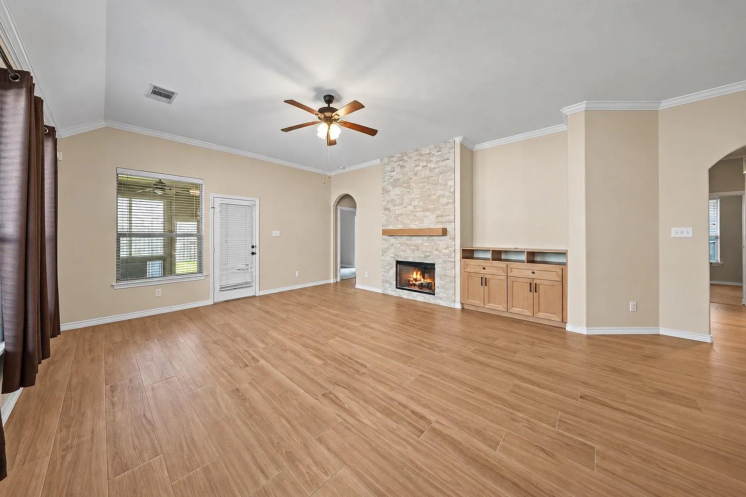 4 bed, 2.0 bath, 2029 sqft, $2,600 — Photo 2