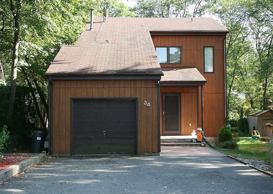IMMACULATE CONTEMPORARY!