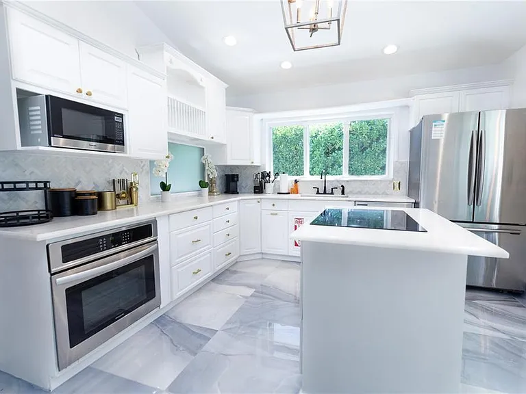 222 N Tradewinds Ave — Photo 4