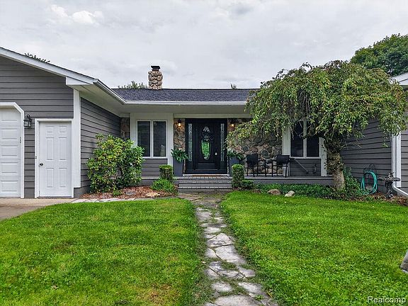 2nd image of 2524 Curtis Rd