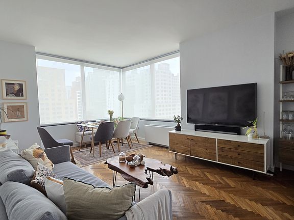 2nd image of 360 E 88th St APT 12B