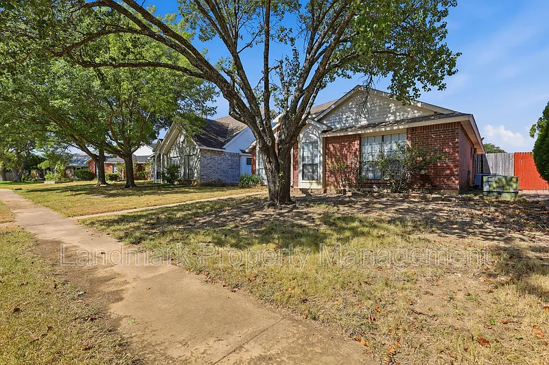 3 bed, 2.0 bath, 1517 sqft, $2,000 — Photo 3
