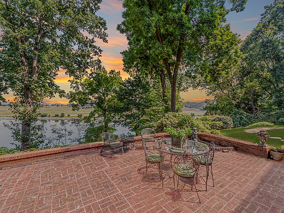 2nd image of 802 Bluff Dr