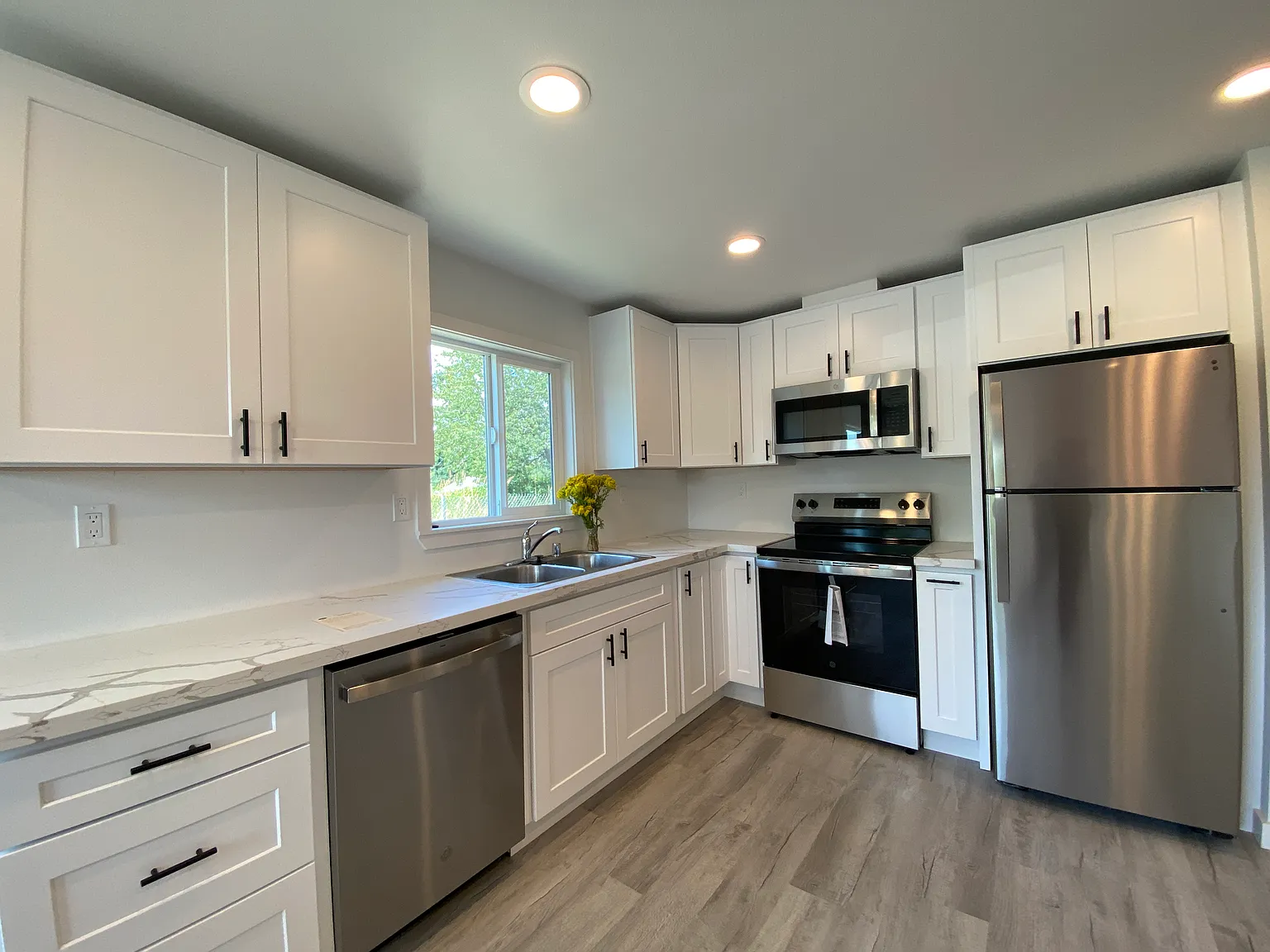 3 bed, 1054 sqft, $2,700 — Photo 2