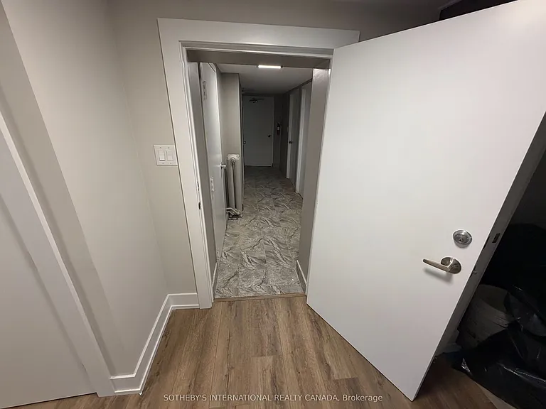 458A Oriole Pkwy #LOWER — Photo 17