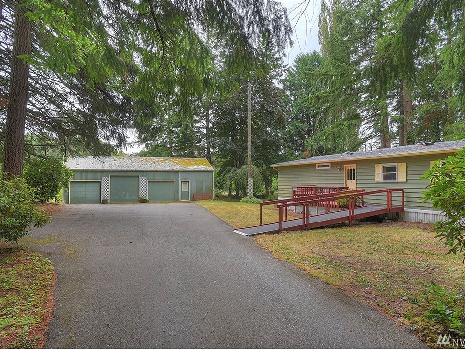 Spacious paved driveway leading up to the house.  