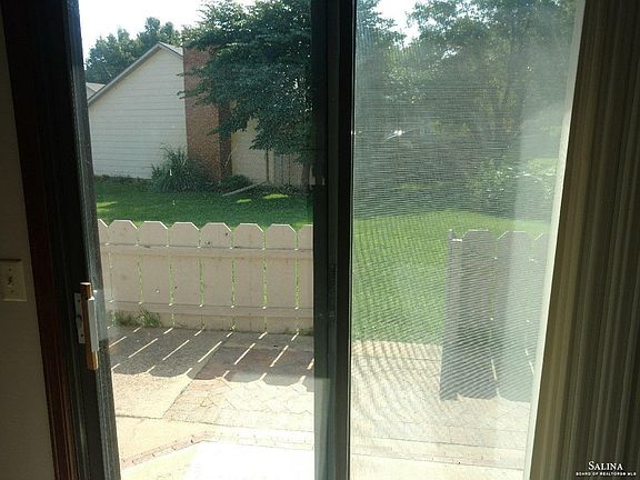 4th image of 1326 Parkwood Dr