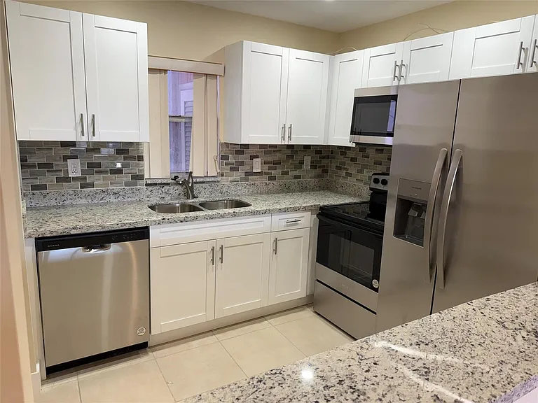 1450 N Riverside Dr #204 — Photo 3