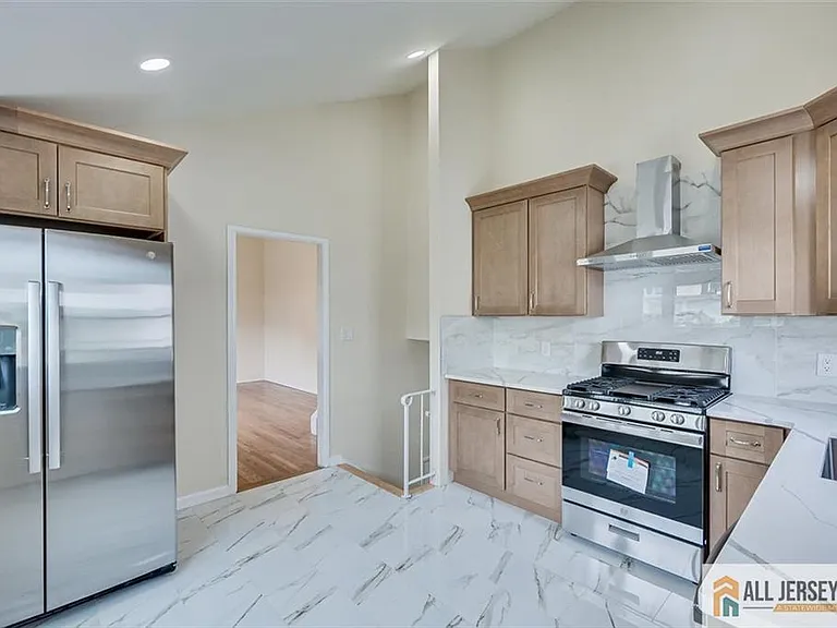 42 Hyde Ave — Photo 2