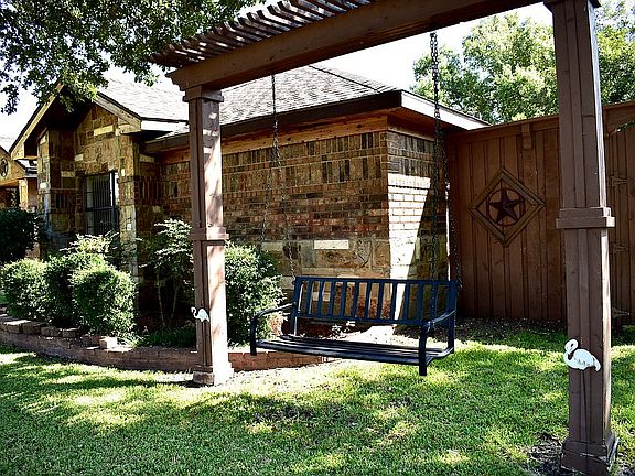 3rd image of 2810 Baron Dr