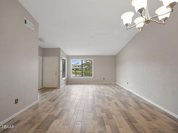 4th image of 180 Limewood Pl Unit 1