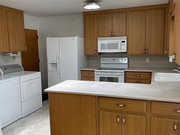 4th image of 642 Lakeshore Dr