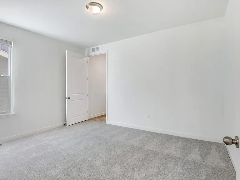 12915 Bay St — Photo 8