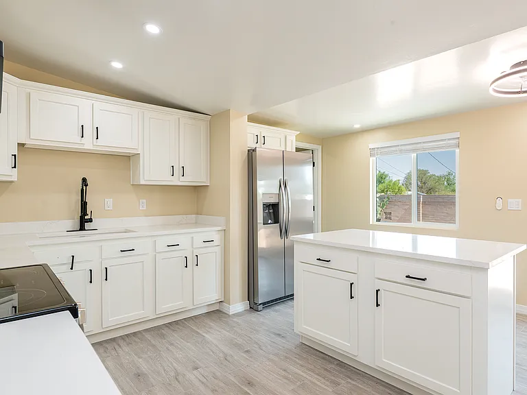 1117 E Illinois St — Photo 14