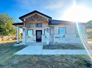 310 Royal Oaks Rd, Somerset, TX 78069