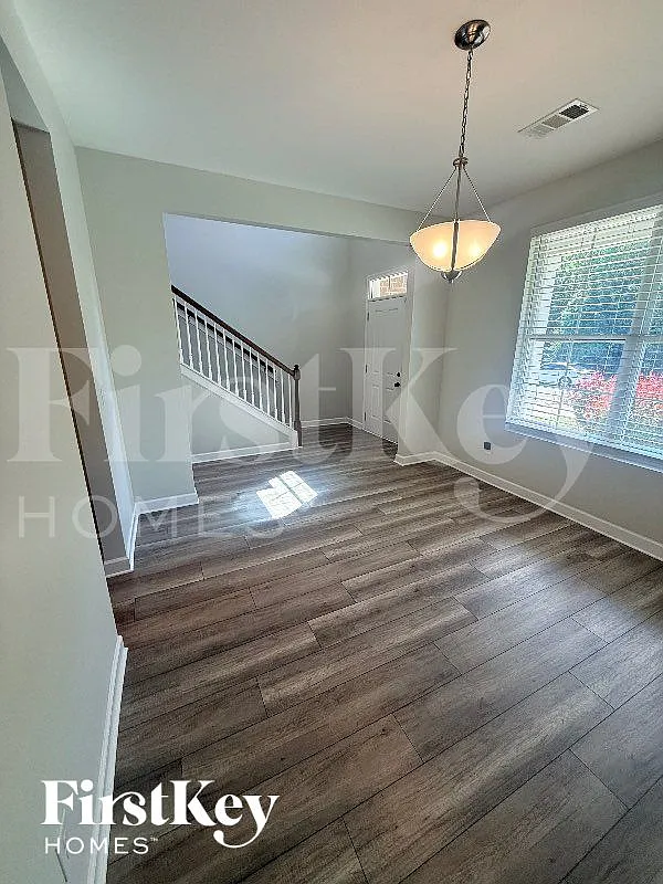 4 bed, 2.5 bath, 2333 sqft, $2,515 — Photo 2