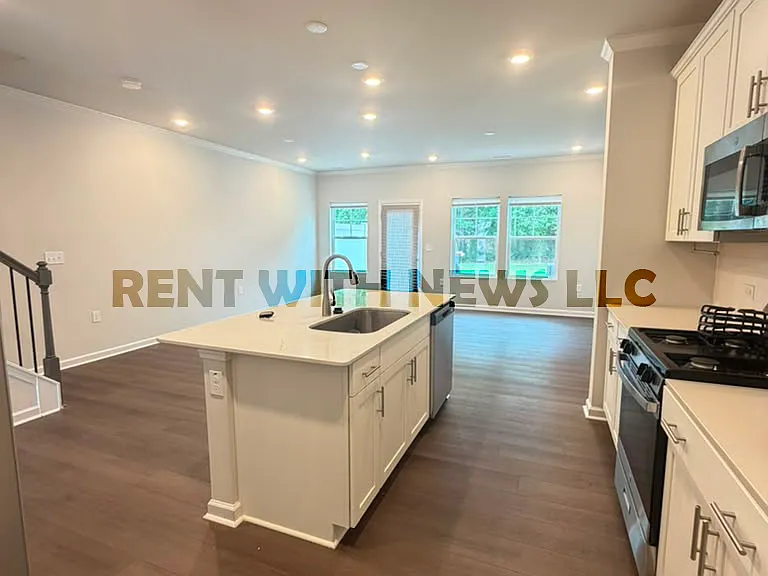 282 Paramount Dr — Photo 7