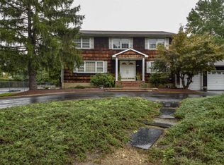 1 Portsmouth Rd, Manalapan, NJ 07726