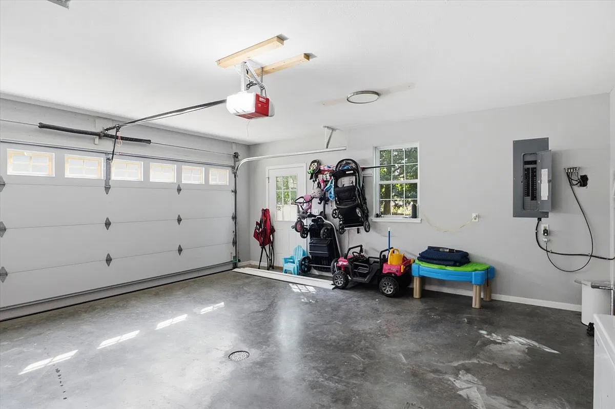 5 bed, 2918 sqft, $2,800 — Photo 1