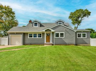 6 Westwood Dr, North Babylon, NY 11703