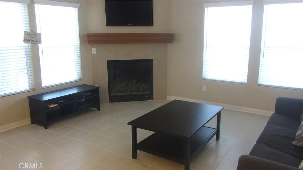 3 bed, 2.5 bath, 1600 sqft, $3,500 — Photo 3