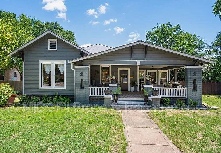 1017 W Hopkins St — Photo 2