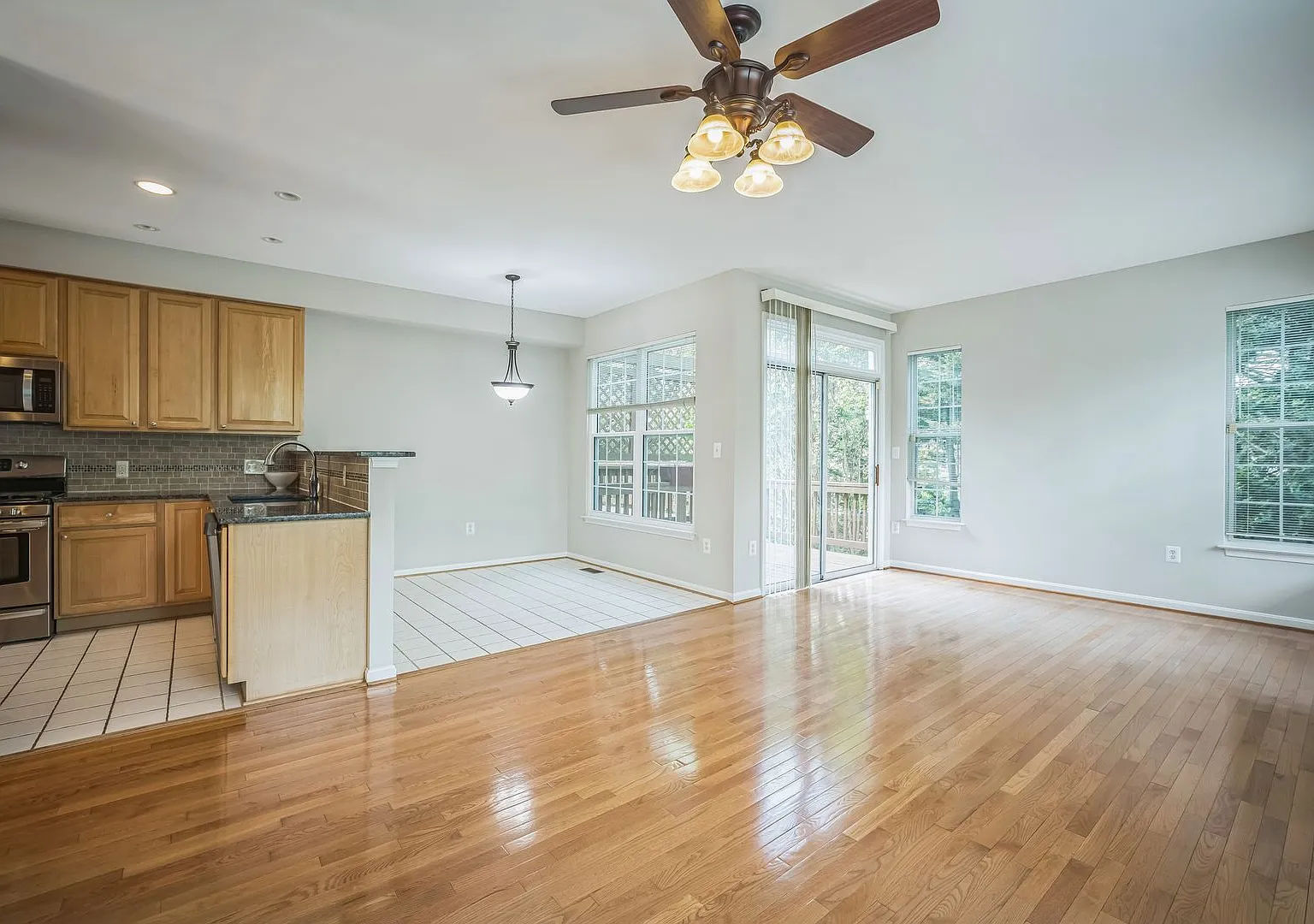 Spacious 4-Bedroom Townhome in Prime Alexandria Location — Photo 3