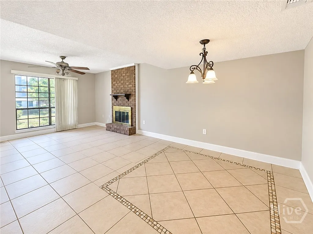 2220 E Victory Dr — Photo 4