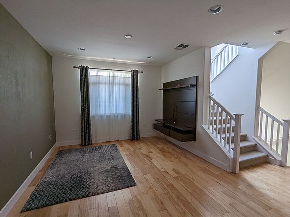 5th image of 5260 Campus Dr #1