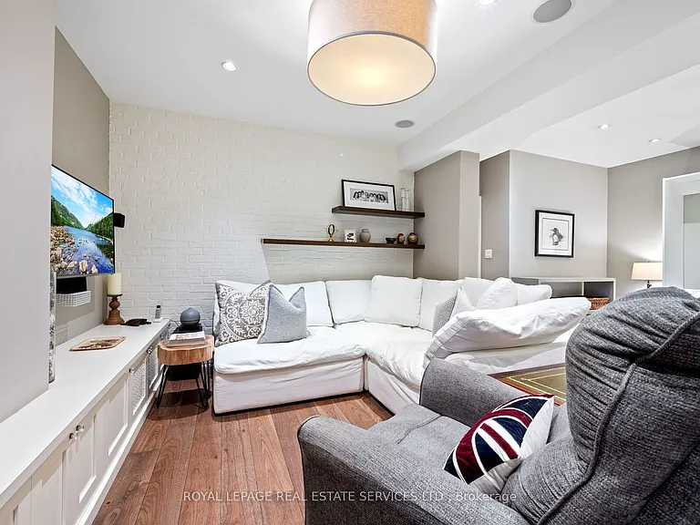 60 Thompson Ave — Photo 38