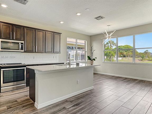 3rd image of 4729 Greenway Dr
