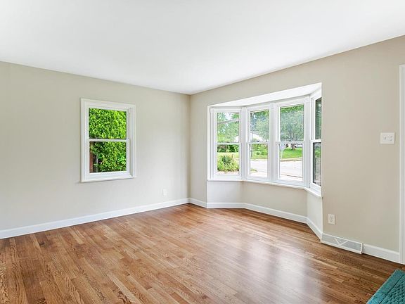 3rd image of 799 Sommerset Dr