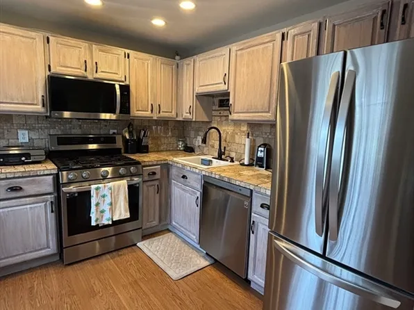 47 Edgelawn Ave APT 12, North Andover, MA 01845