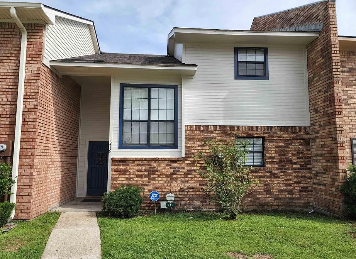 219 N French Quarter Dr — Photo 1