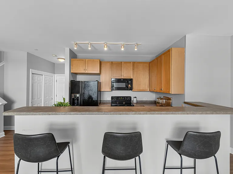 1920 N Farwell Ave #403 — Photo 11