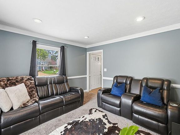 4th image of 932 Elton Hall Cir