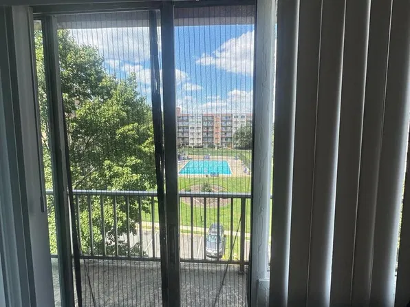 5801 Quantrell Ave APT 402, Alexandria, VA 22312