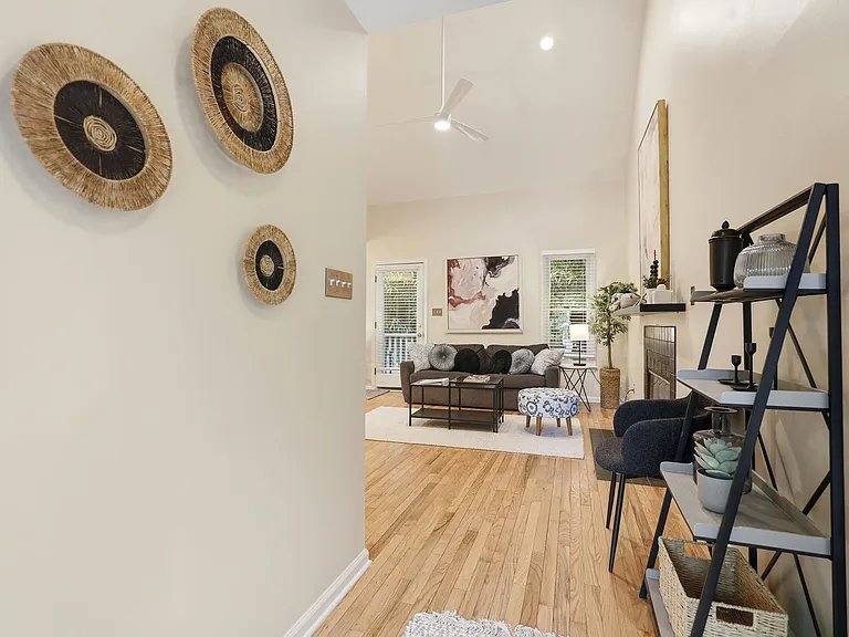 1502 Hollywood St — Photo 3