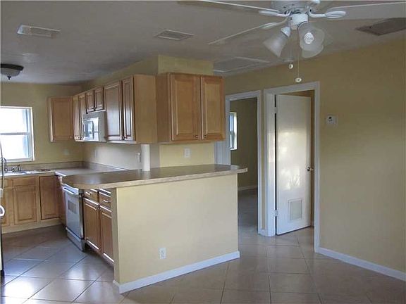 5th image of 3050 NE 12th Ave