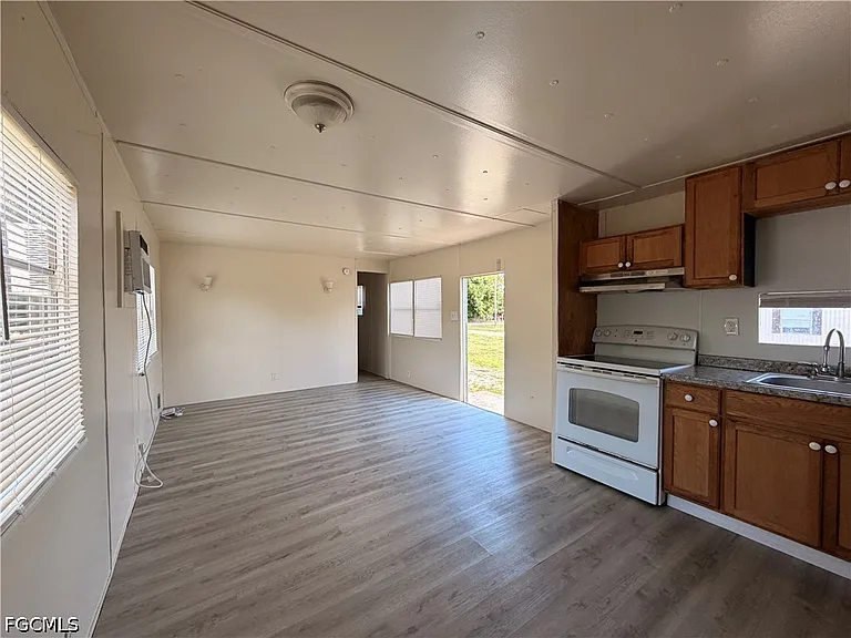 7869 Suncoast Dr — Photo 2
