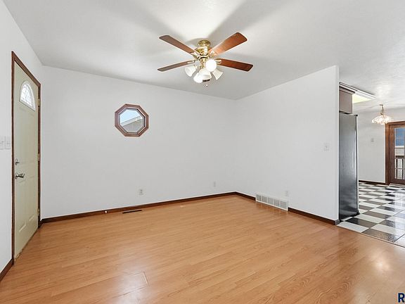 5th image of 211 S Holly Ave