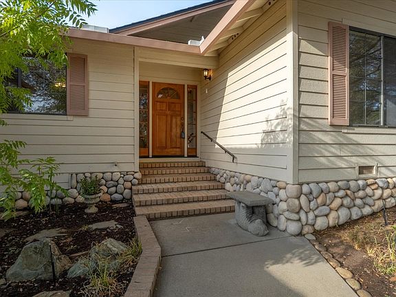 2nd image of 220 Mistletoe Ct