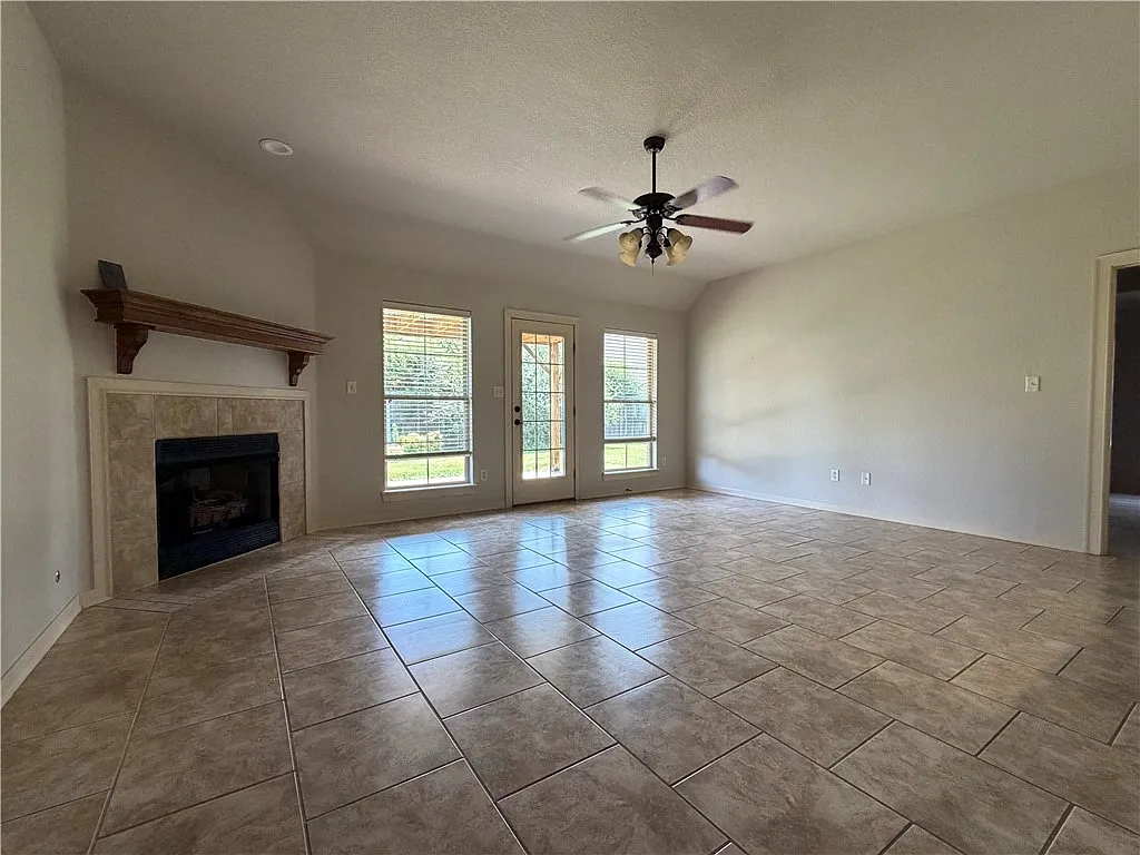 3 bed, 2.0 bath, 1773 sqft, $1,875 — Photo 2
