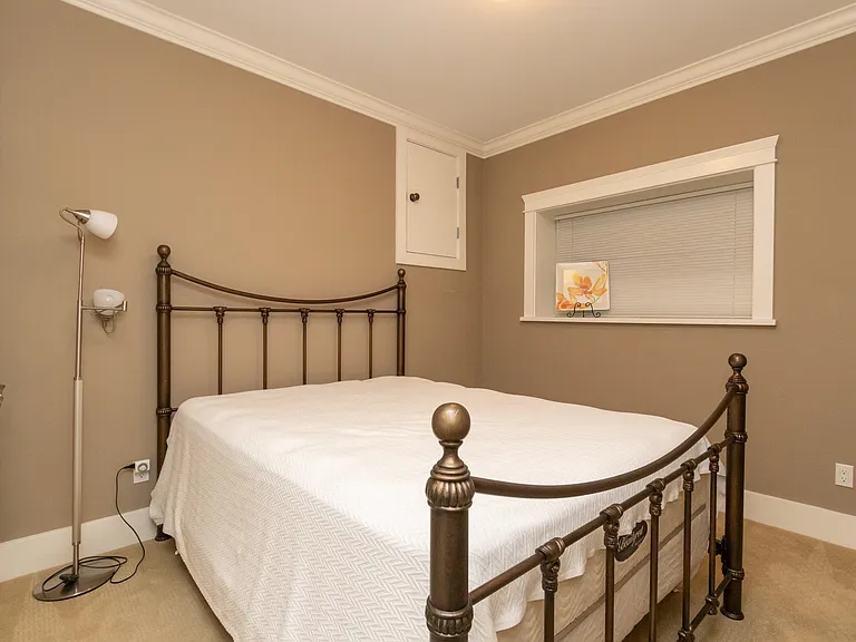 4152 Hazelwood Cres — Photo 11