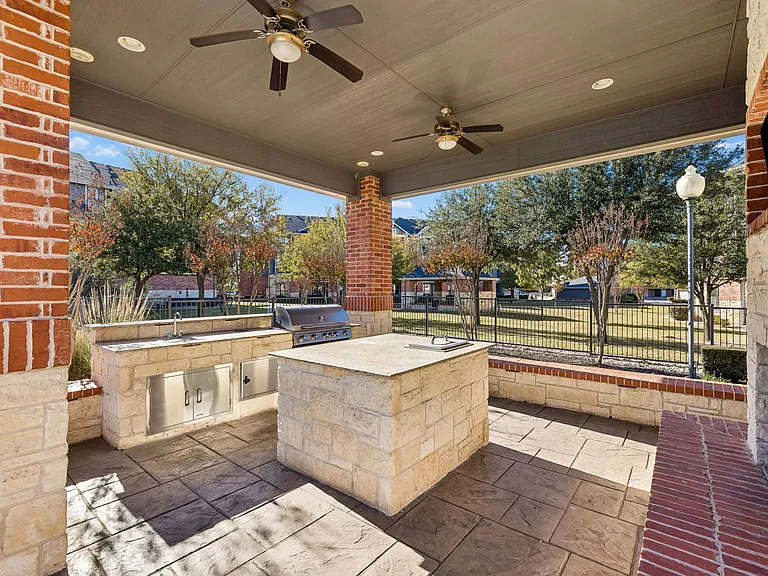 Platinum Castle Hills — Photo 37