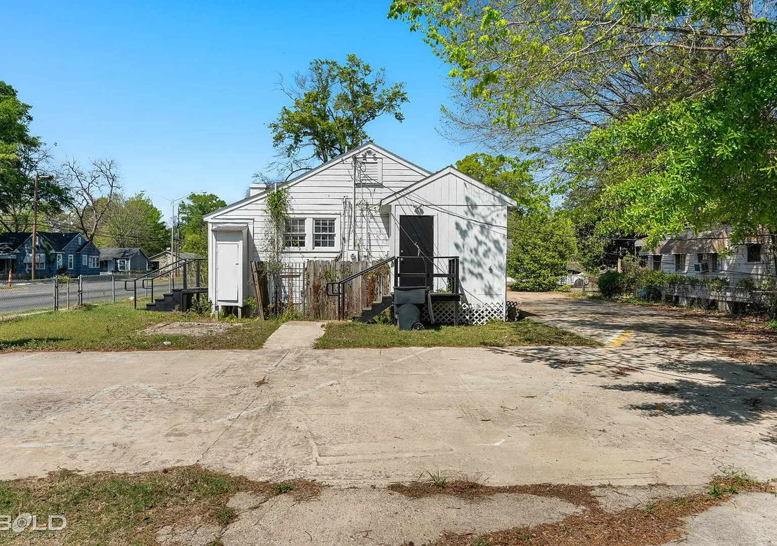 Commercial Property Available — Photo 2