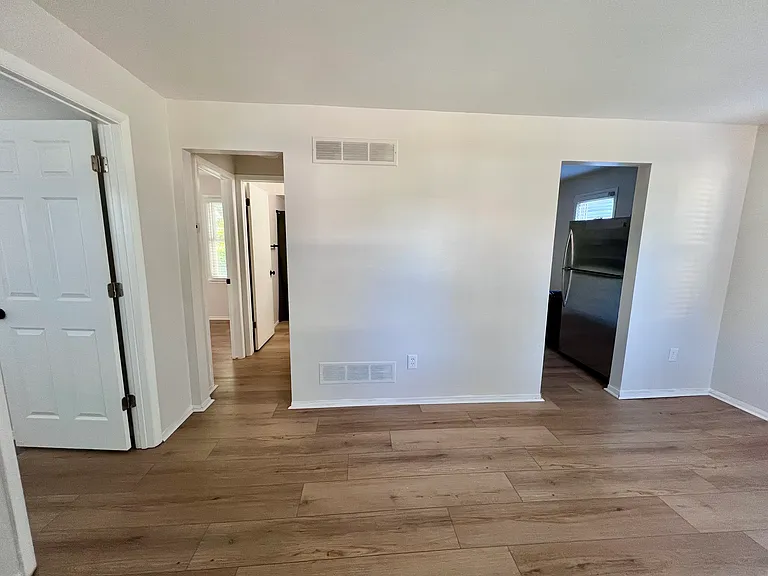 555 E Mahan Ave — Photo 4