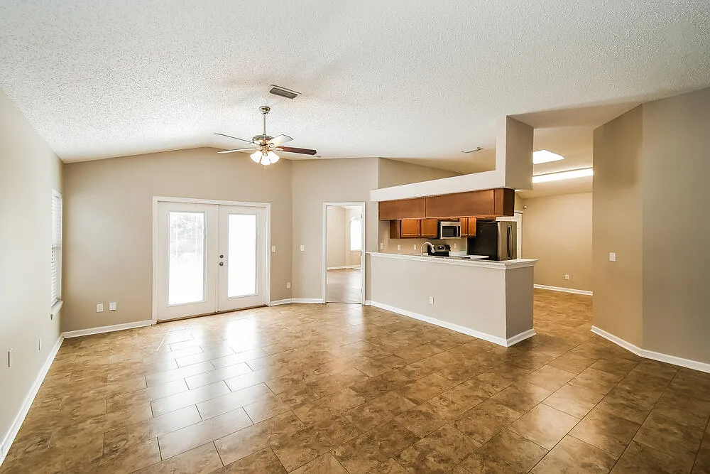 3 bed, 2.0 bath, 1382 sqft, $1,910 — Photo 3